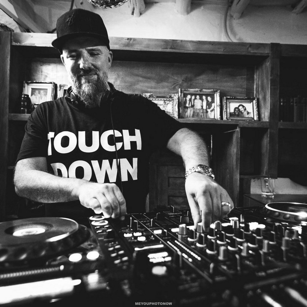 dj Scott Gray